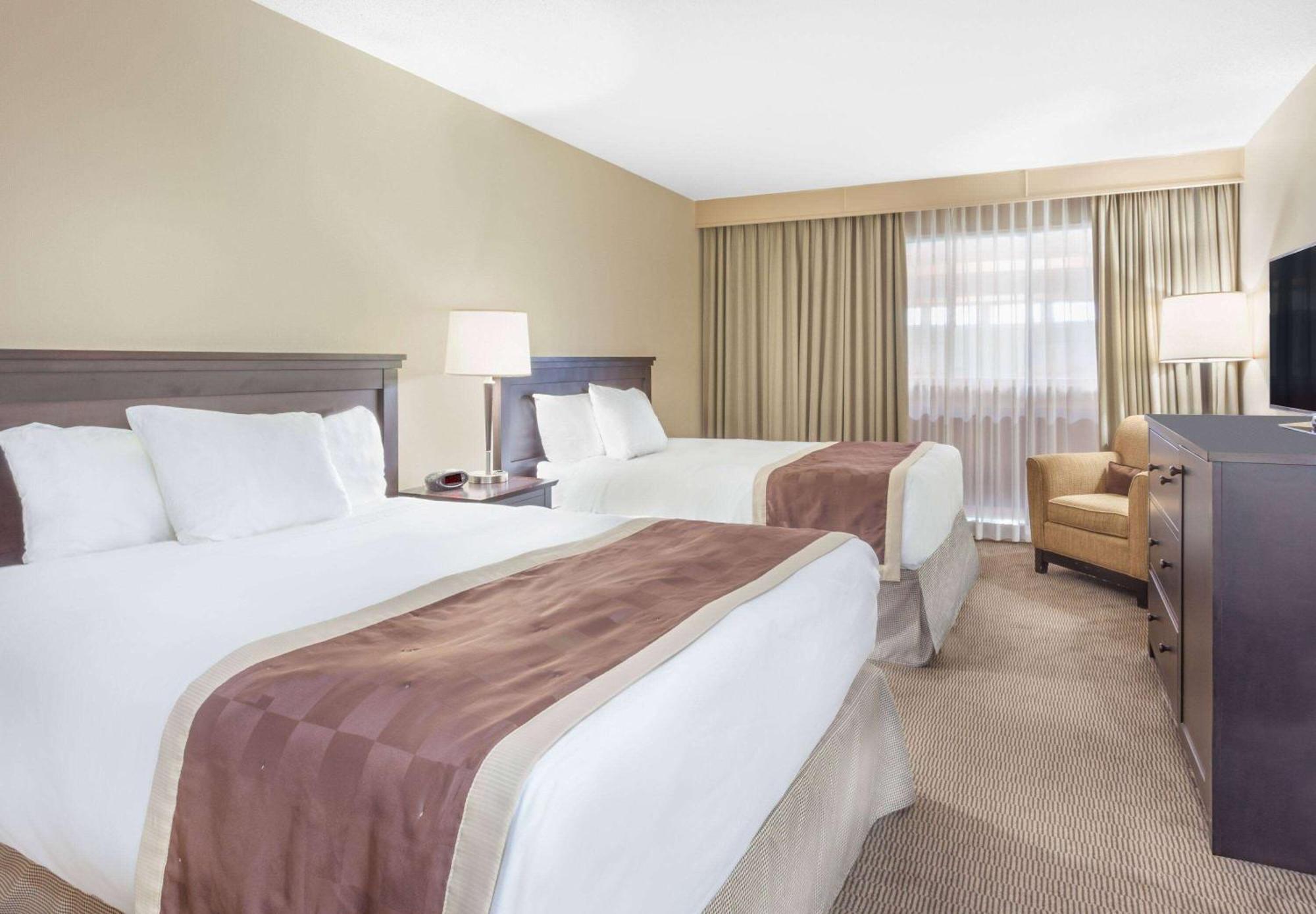 Baymont By Wyndham Red Deer Hotel Buitenkant foto